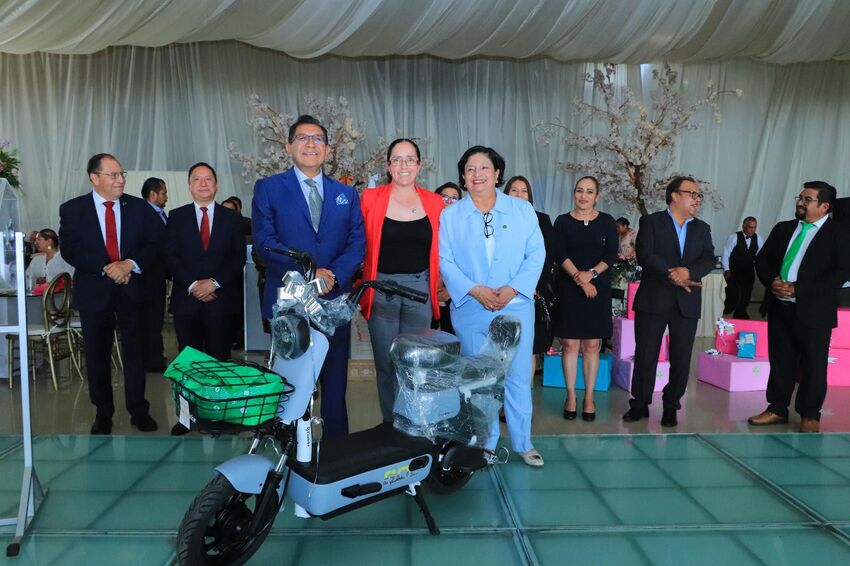 Reconoce rector Serafín Ortiz Ortiz a madres trabajadoras del Stuat