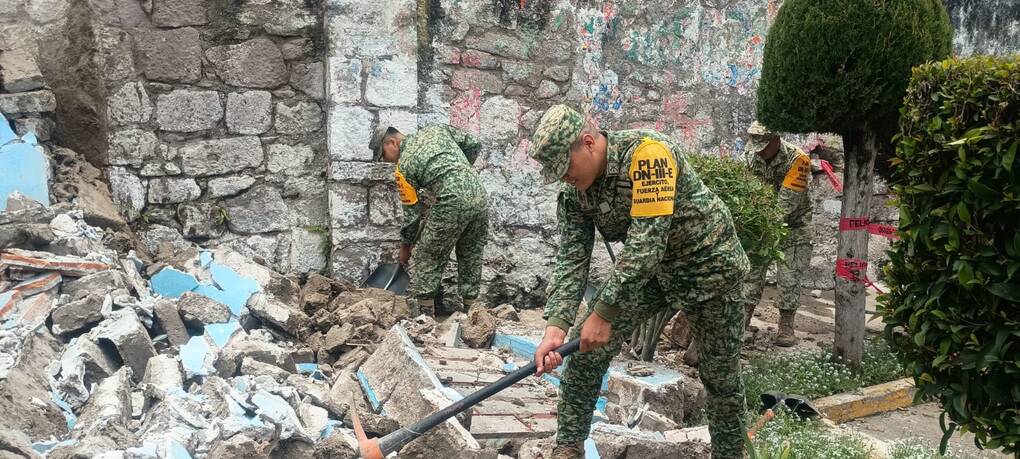 Fuerzas armadas brindan apoyo a familias afectadas por derrumbe en Apizaco