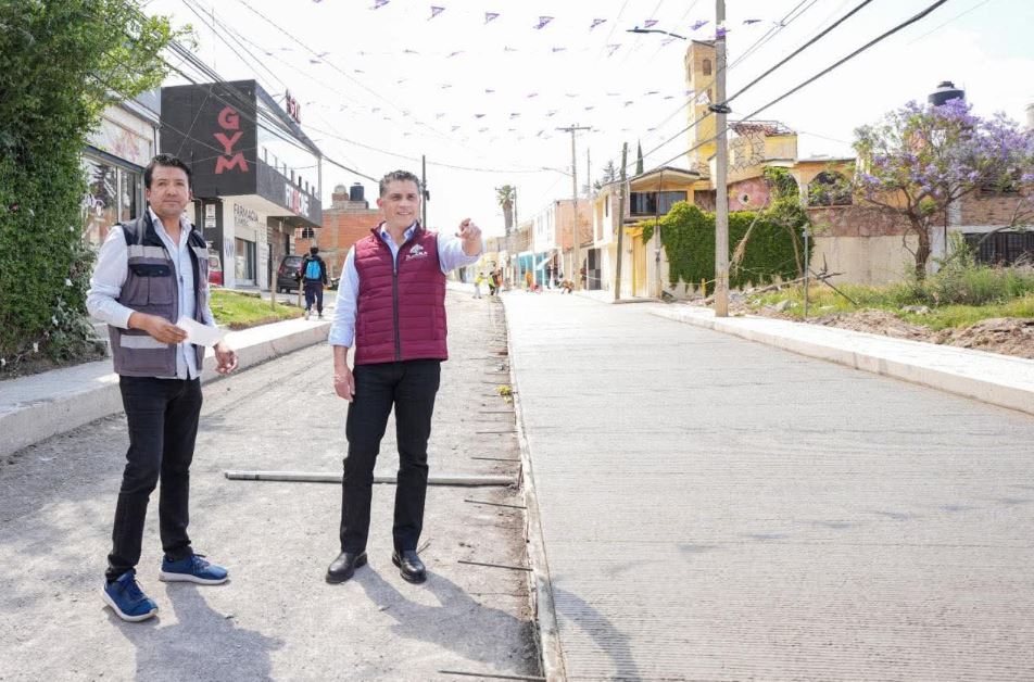 Alcalde Alfonso Sánchez supervisa avances de obra en calle Francisco I. Madero de Acuitlapilco que fortalece la movilidad y conectividad de la zona