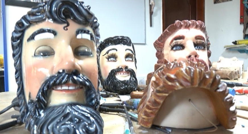Ricardo Molina mantiene vivo el rostro del carnaval tlaxcalteca con máscaras de madera