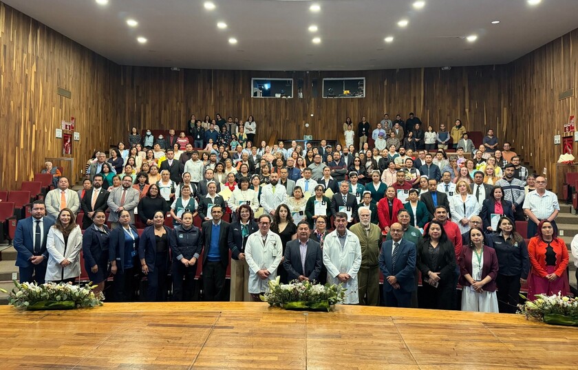 Reconoce IMSS Tlaxcala trayectoria de 32 trabajadores por aniversario institucional