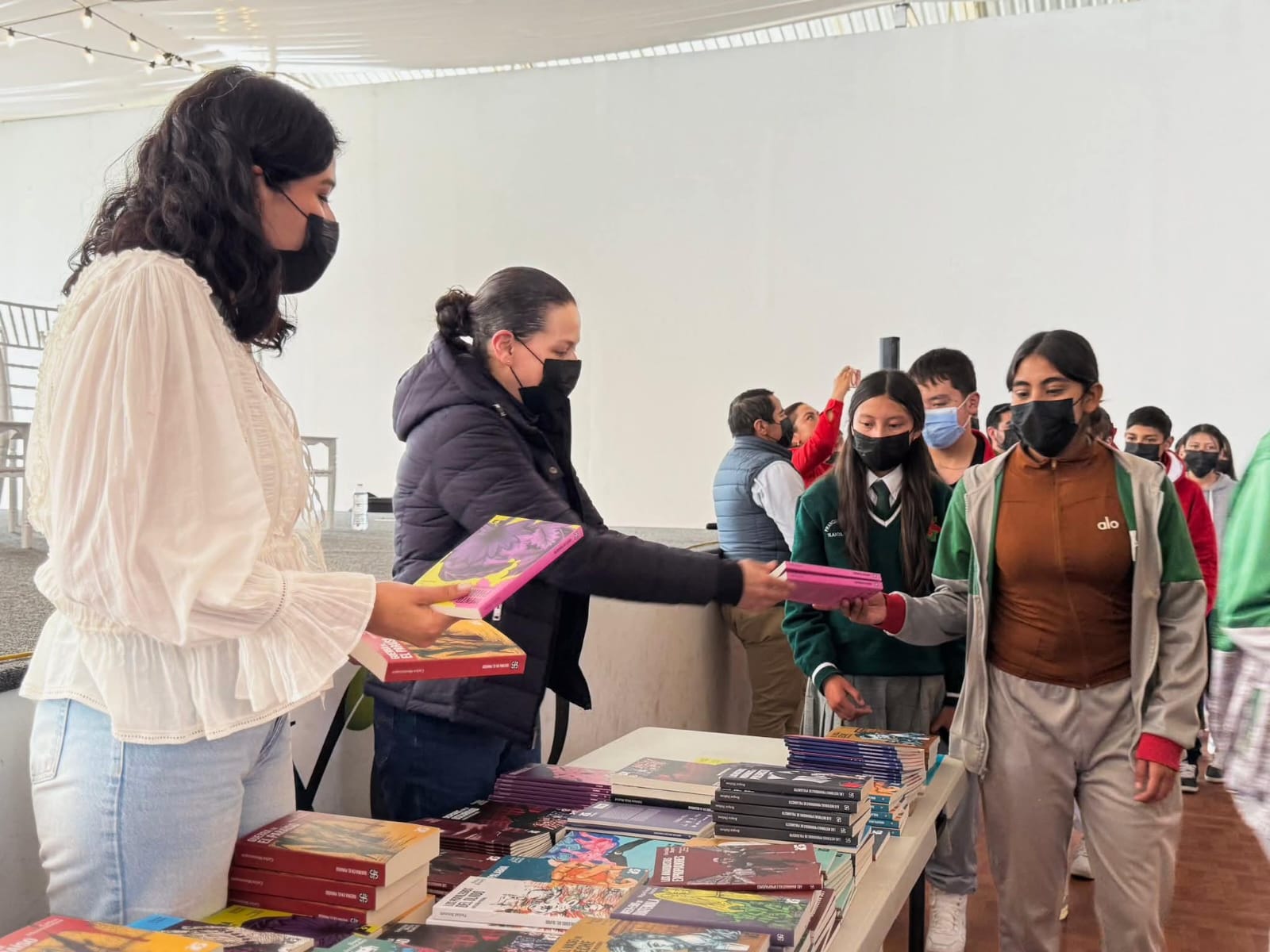 Tlaxcala acerca libros gratuitos a jóvenes con la colección “25 para el 25”