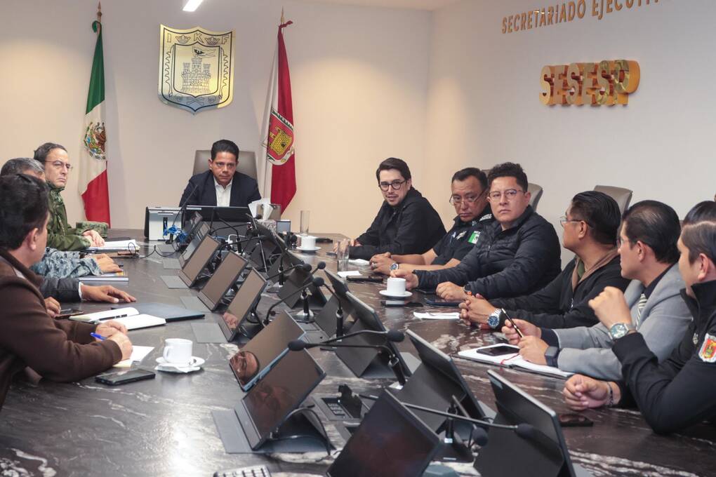 Gobierno estatal activa protocolos de atención tras incendio de dos tractocamiones en la carretera Calpulalpan–Apizaco