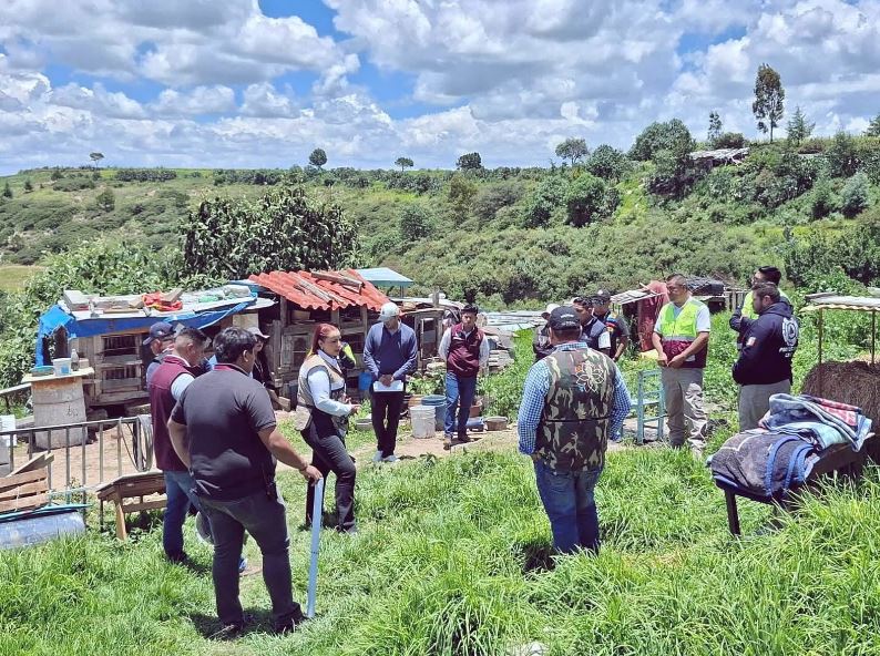 Propaet atiende denuncia por maltrato animal y rescata a 15 caninos en Calpulalpan