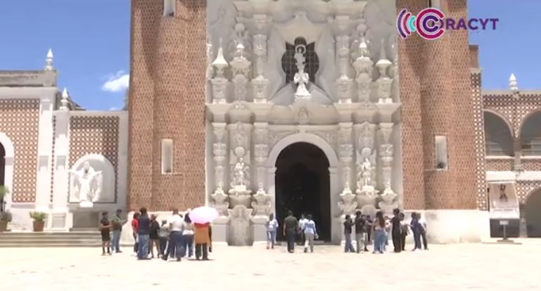 Turistas descubren la capital tlaxcalteca a bordo del tranvía