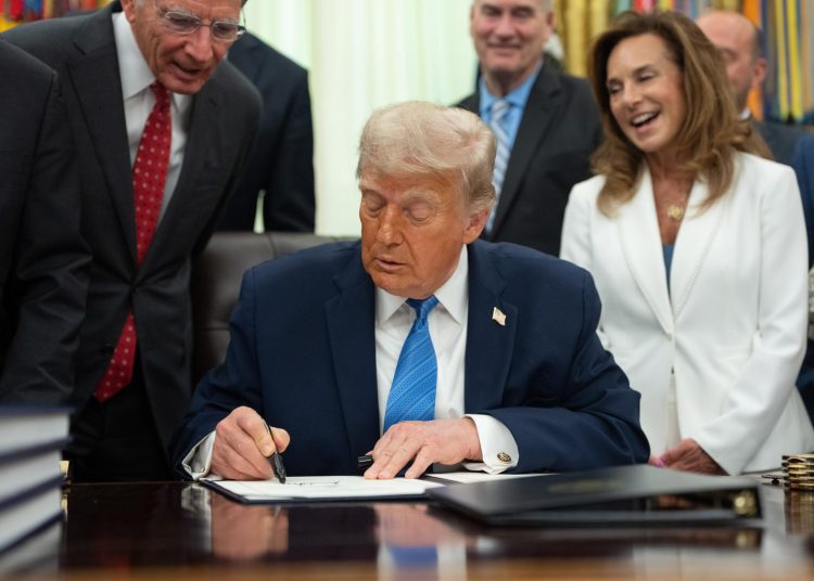 Donald Trump anuncia que este domingo se firmará el acuerdo con Irán para poner fin a la guerra