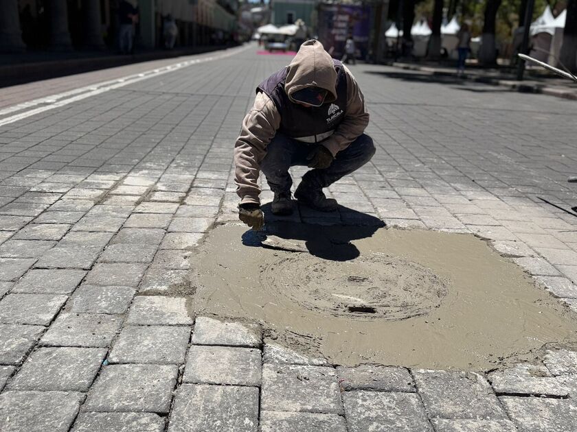 Gobierno municipal de Tlaxcala atiende mantenimiento de registros en el primer cuadro de la ciudad