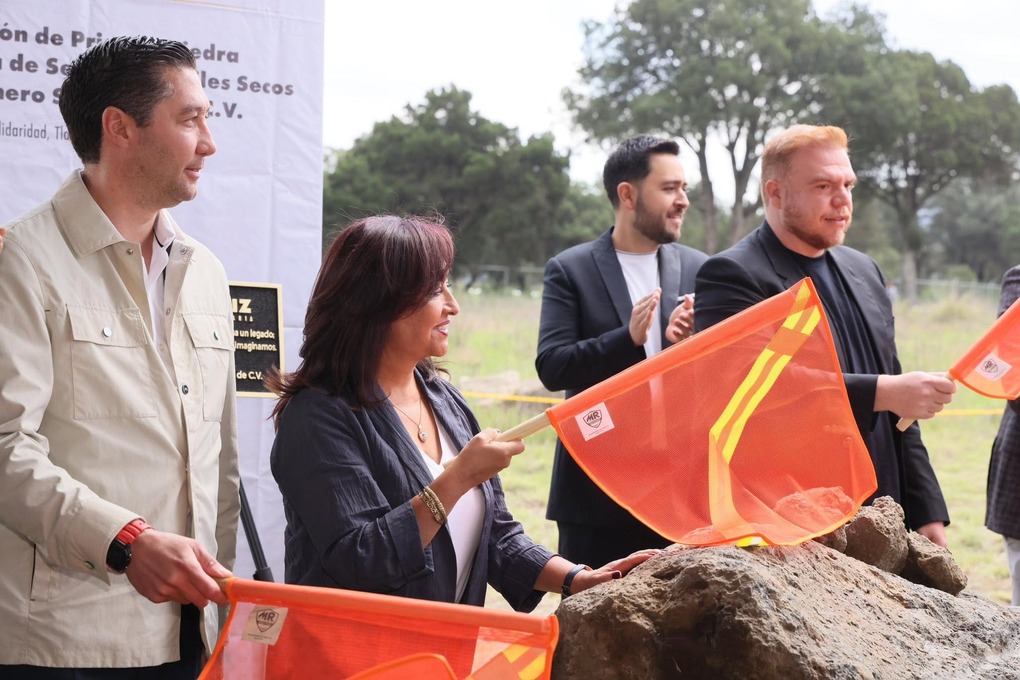 Colocan primera piedra de centro de distribución El Ranchero en Tetla