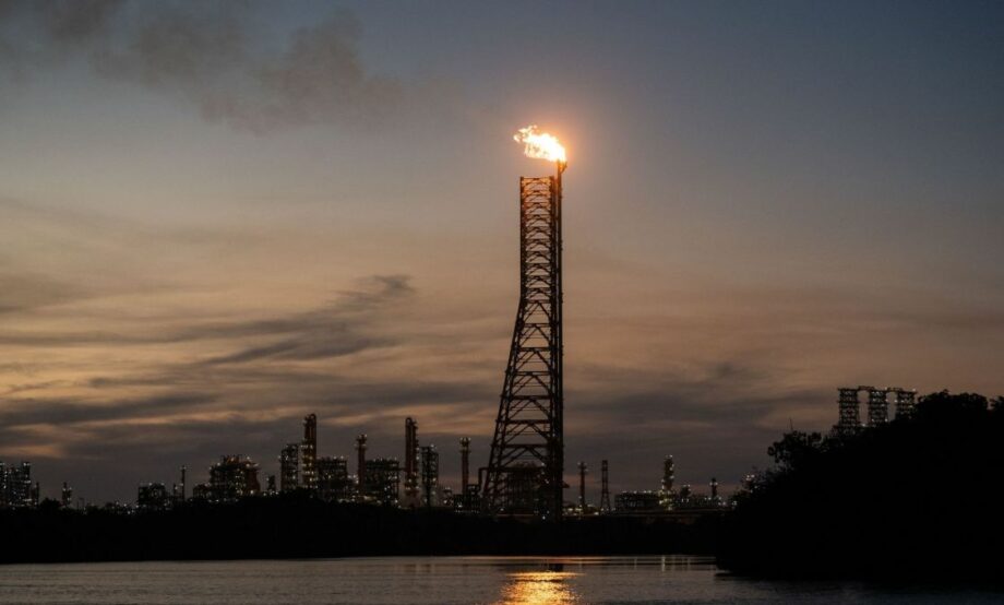 Pemex reporta operación normal en Refinería Dos Bocas