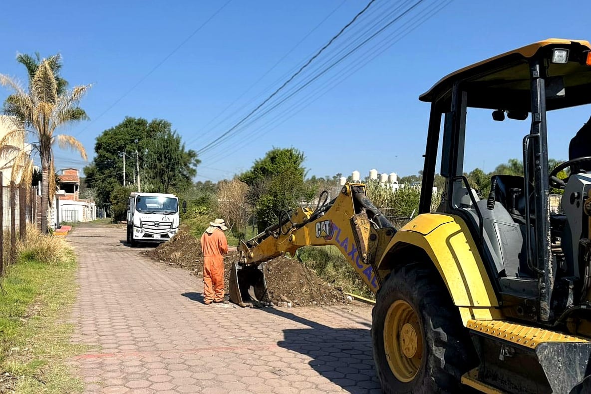 Gobierno de Alfonso Sánchez García desazolva canal en Acuitlapilco para reforzar prevención ante lluvias