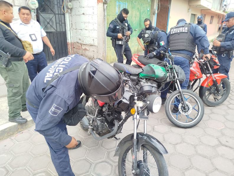 Aseguran motocicletas con reporte de robo y sustancias ilícitas en Apetatitlán
