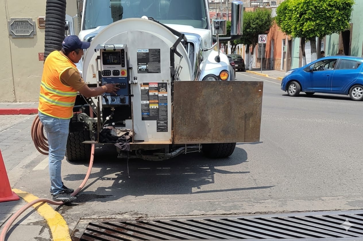 Ayuntamiento de Tlaxcala refuerza acciones preventivas ante temporada de lluvias con camión Vactor