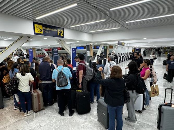 Registra el AICM largas filas por alta afluencia en Semana Santa