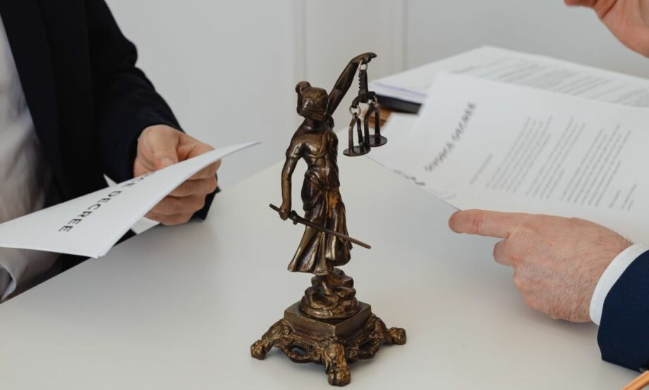 Sancionan a servidores públicos de 15 dependencias
