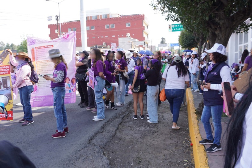 Mujeres de todas las edades participan en marcha por el 8M en Tlaxcala