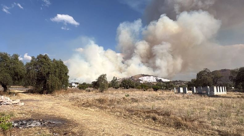 Edomex: incendio consume zonas de la Sierra de Patlachique en Acolman
