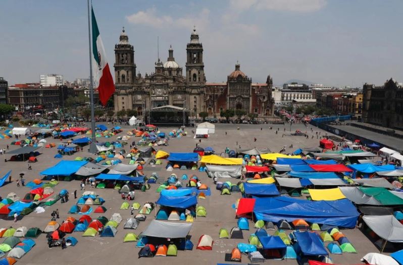 Maestros de la CNTE llegan al Zócalo e inician instalación de casas de campaña
