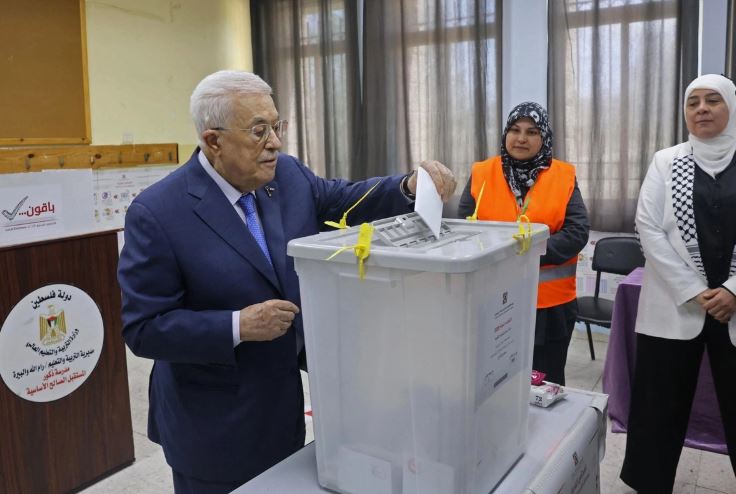 Más de 70 mil palestinos celebran sus primeras elecciones locales tras más dos décadas en el centro de Gaza
