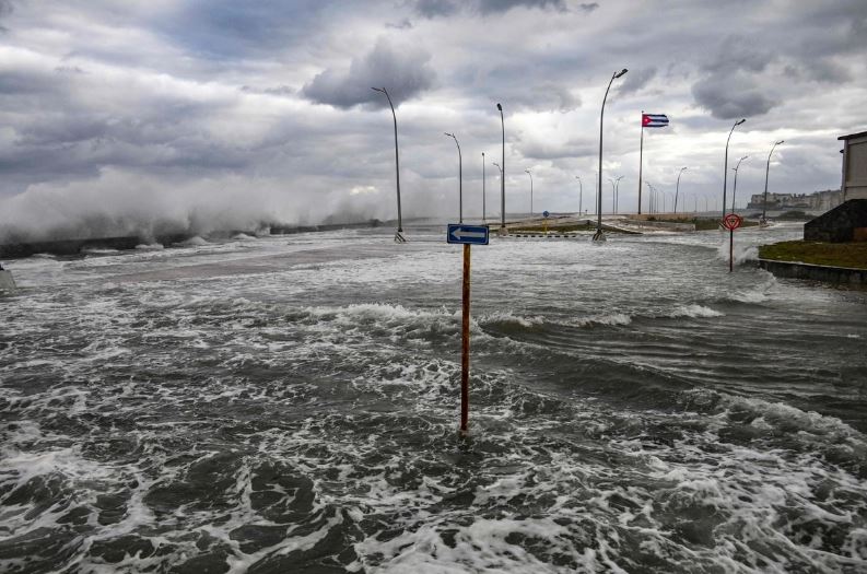 Frente frío avanza por Cuba; Malecón sufre fuertes inundaciones