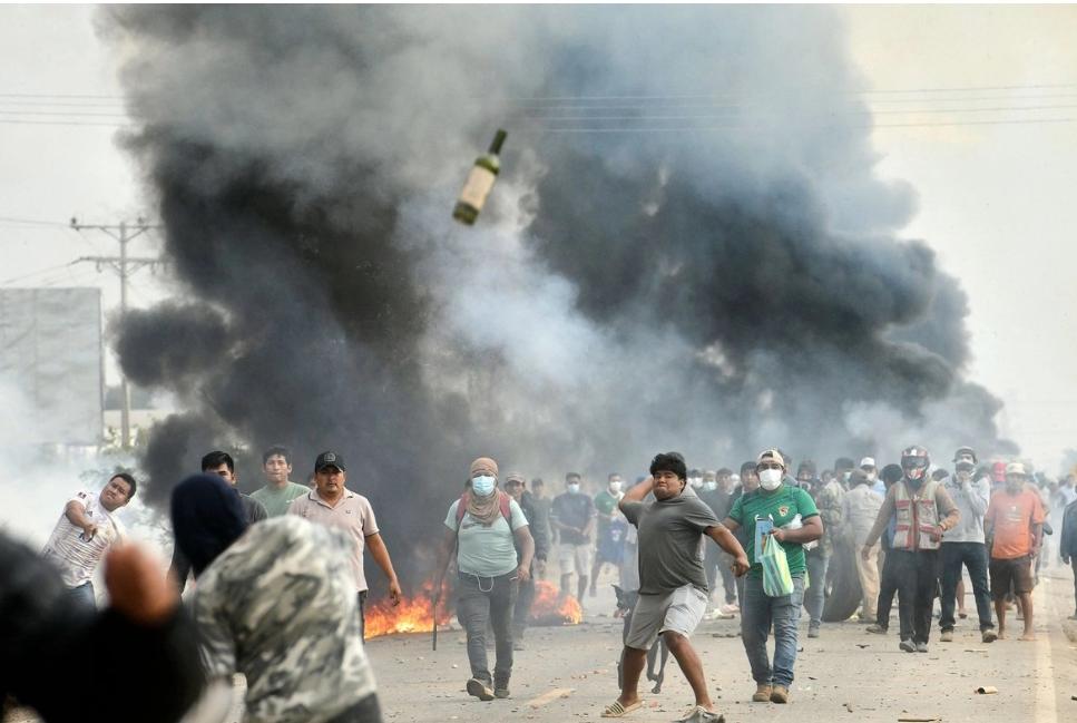 Fuerte choque entre policías y manifestantes que bloquean vía estratégica en Bolivia