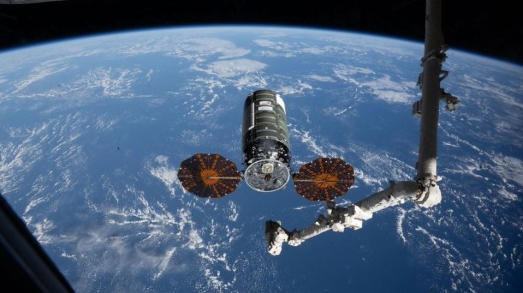 Fuga de aire en la Estación Espacial Internacional obliga a astronautas de la NASA a refugiarse en cápsula de SpaceX