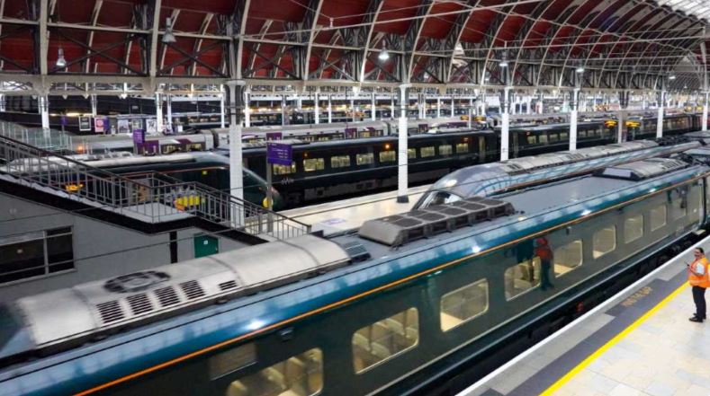 Dos trenes chocan al norte de Londres, Inglaterra