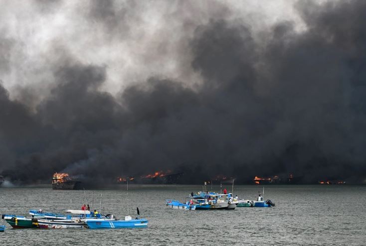 Incendio en puerto de Ecuador destruye 35 embarcaciones pesqueras y deja dos heridos