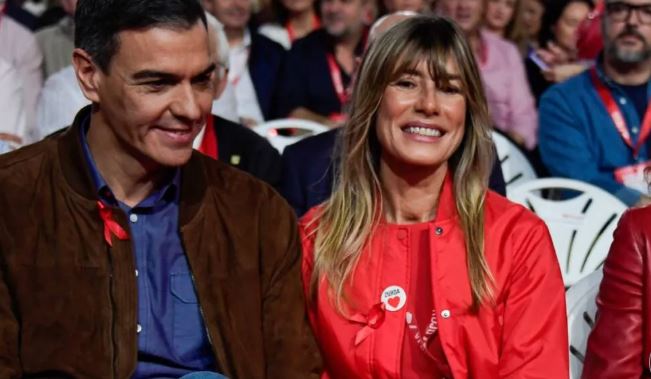 Juez envía a juicio a esposa del presidente de España y le retira el pasaporte