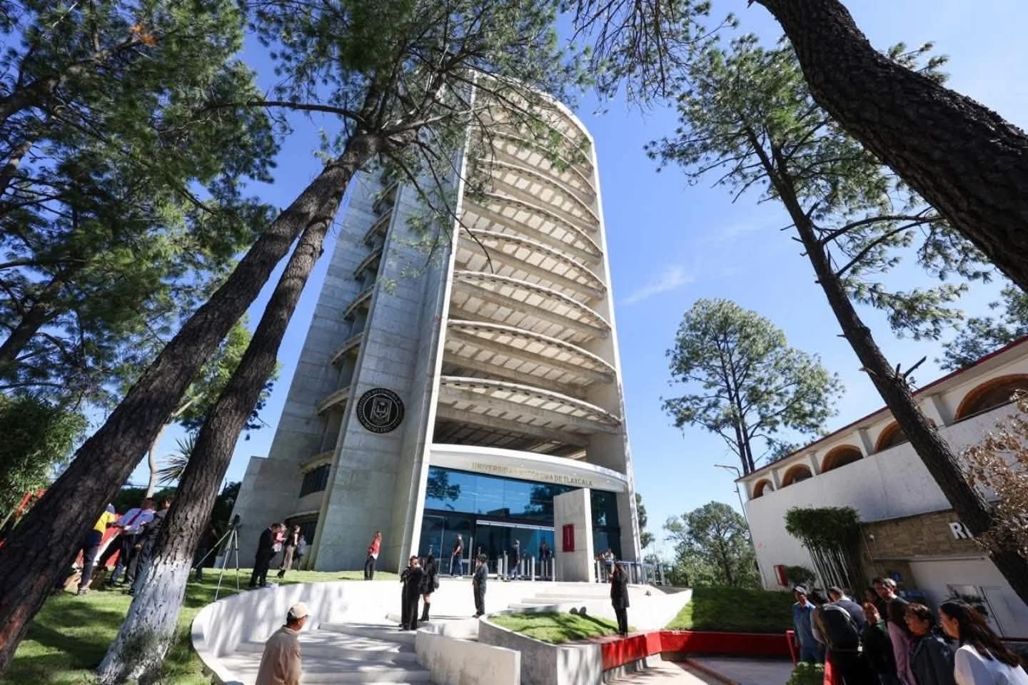Entregó UATx nueva Sala del Consejo Universitario en la Torre de Rectoría