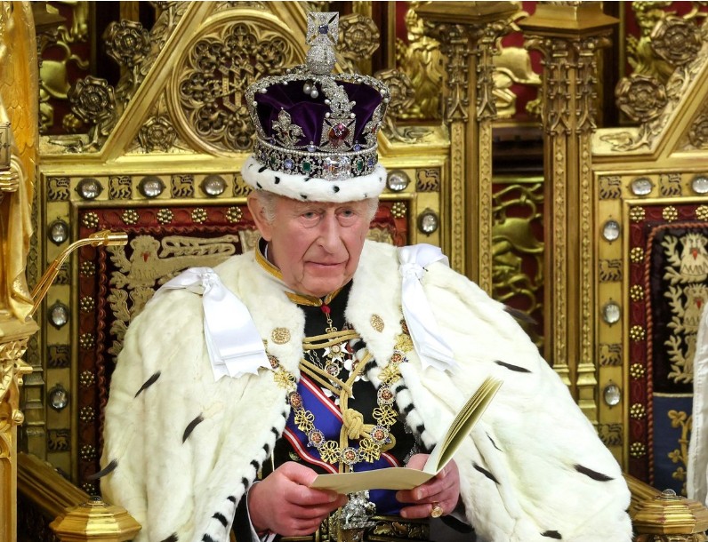 Discurso del rey Carlos III, eclipsado por la crisis del gobierno laborista británico