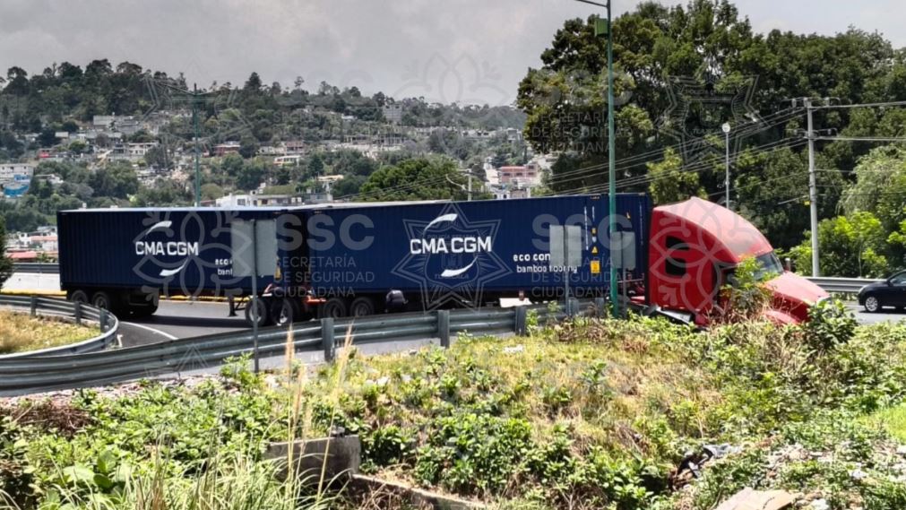 En persecución, recupera SSC tráiler con reporte de robo y asegura a dos personas